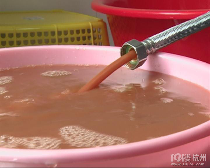 but,五分钟后流出来的水突然变得好诡异……我去,吓屎楼主了好咩!