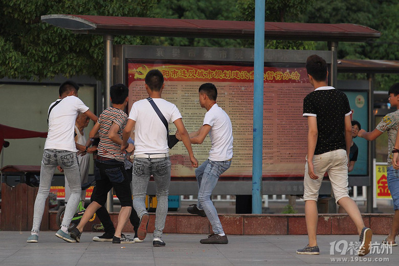 湖北襄阳中学生街头打架 多人围殴一人