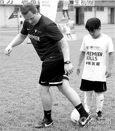 杭州40位中小学足球教练向英超教练学足球