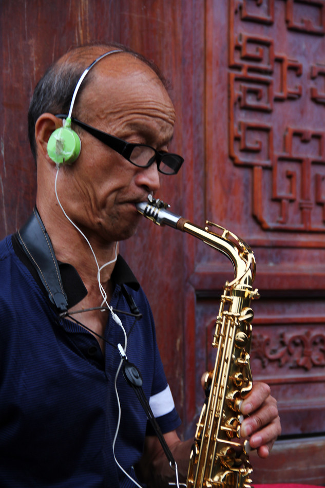 城楼上吹萨克斯的老人