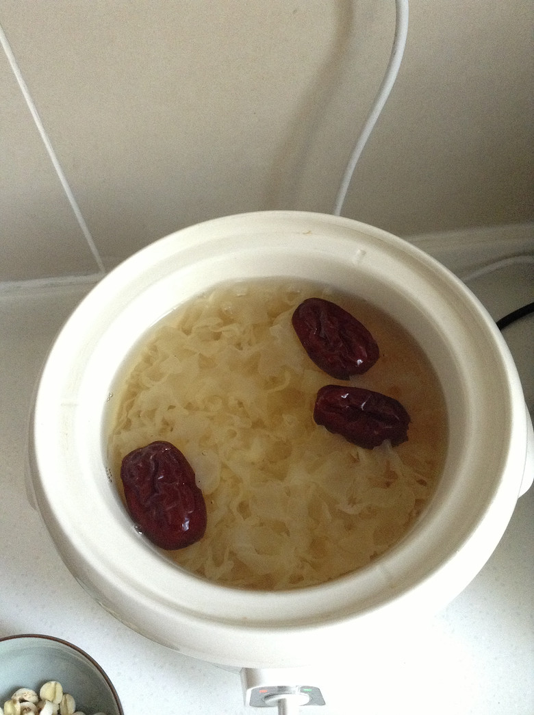 第二天一早就收到銀耳蓮子組合