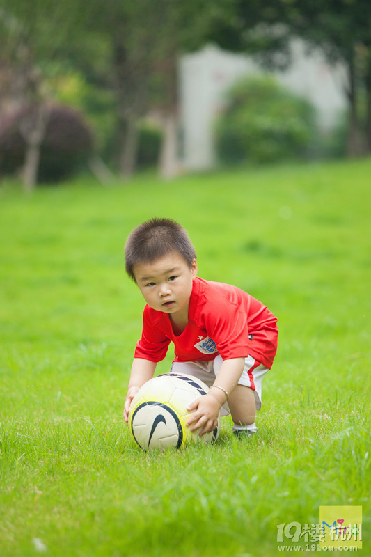 宝宝踢球咯