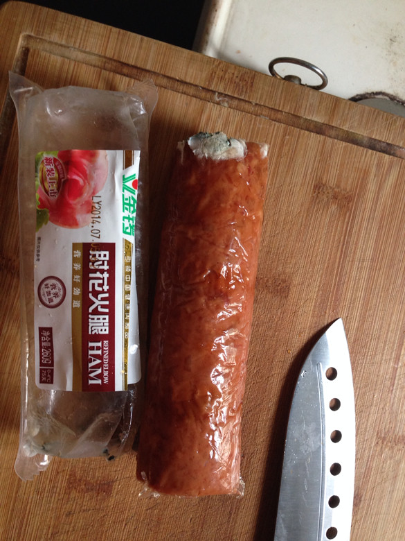 乐购买的金罗火腿 发霉的食物让人堪