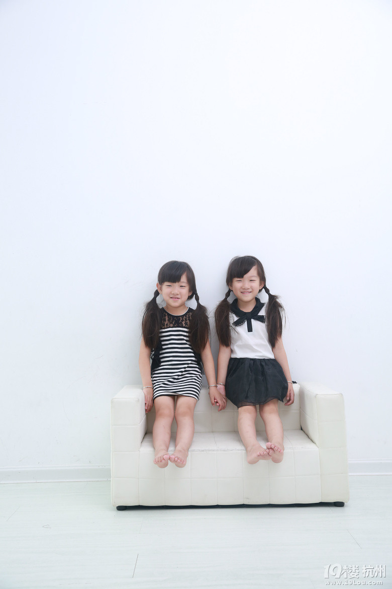 相亲相爱两姐妹