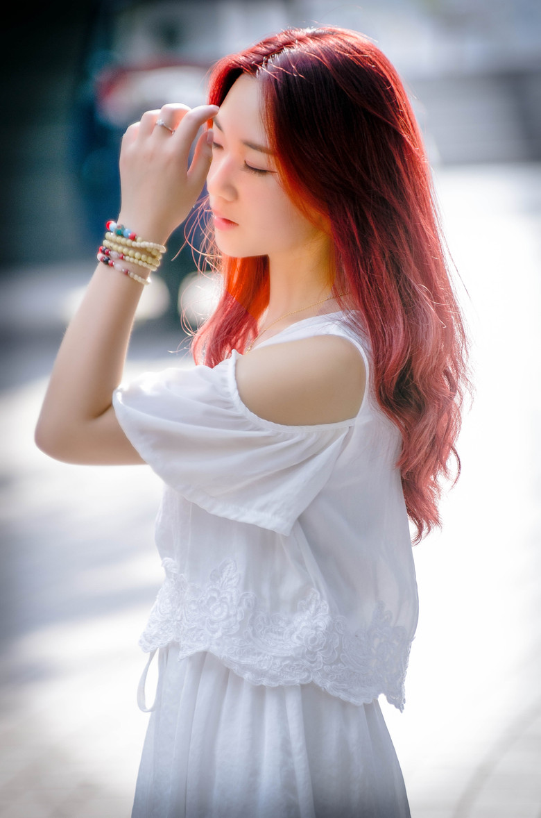 阳光下潇洒之白