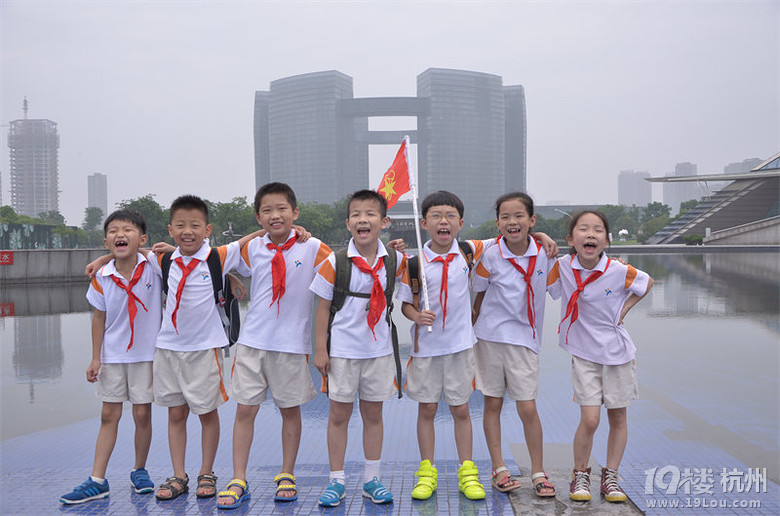 杭州濱江一小學(xué)生積極響應(yīng)省政府五水共治的大政方針