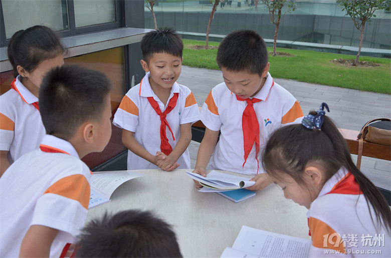 杭州濱江一小學(xué)生積極響應(yīng)省政府五水共治的大政方針