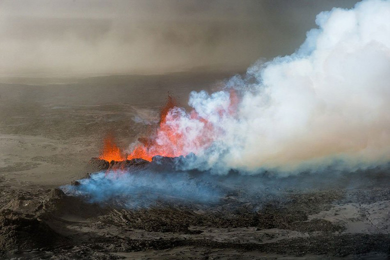 冰岛巴达本加火山剧烈喷发