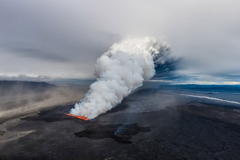 冰岛巴达本加火山剧烈喷发