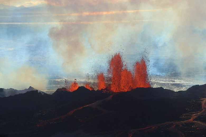 冰岛巴达本加火山剧烈喷发