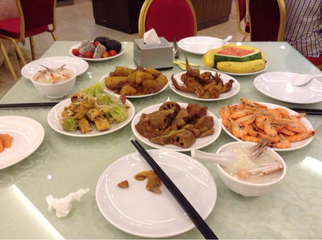 一个人吃自助餐的最佳方法就是摆四套餐具,假