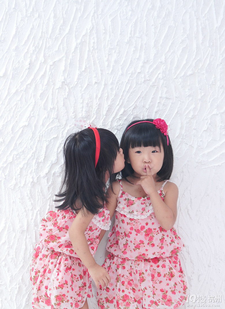 我们就这样亲亲了,你分得出我们吗?