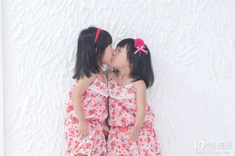 我们就这样亲亲了,你分得出我们吗?