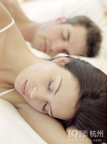 夫妻同床5种姿势危害健康 真是躺着也中枪