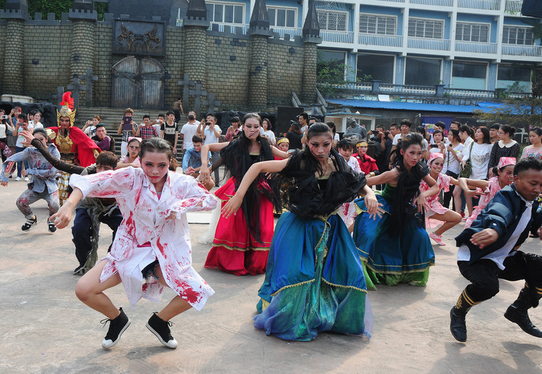 《群魔乱舞 无"恐"不入:杭州乐园开启万圣节欢乐季》