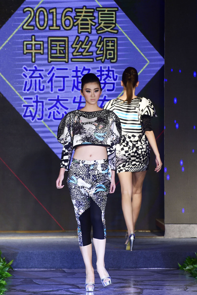 来点专业的2016春夏中国丝绸流行趋势发布会 我在现场 手机随手拍 杭州19楼