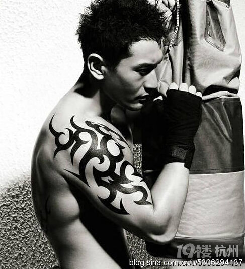 十大男星健身裸照流出颇具男性魅力(图)-桃色盘