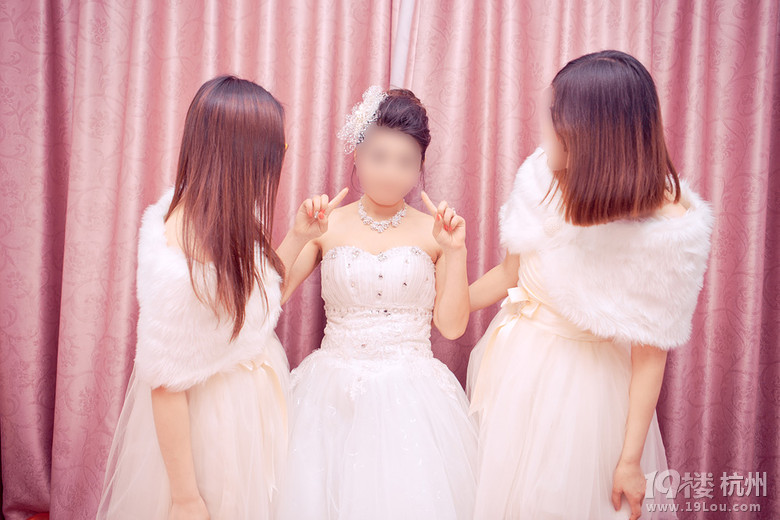 诚觅有缘人,低价转布蕾丝婚纱】 另有出门纱、