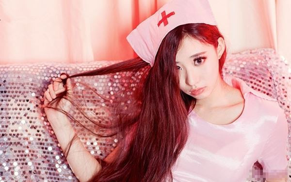 32d奶王馨漪性感小护士装诱惑可爱