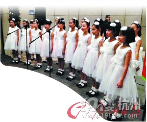 酒店慶祝儀式上頻現(xiàn)小學(xué)生合唱團 鍛煉還是負(fù)擔(dān)?