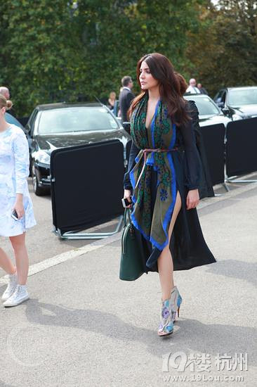 救造型 手把手教你厚围巾怎么系才时髦-服饰搭