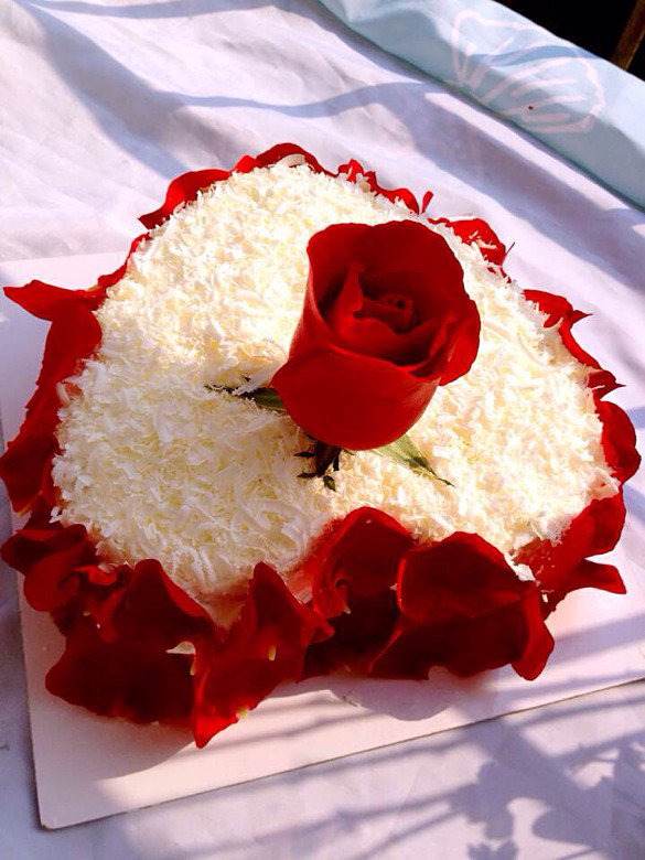 插了玫瑰的花瓣蛋糕,情人的最爱