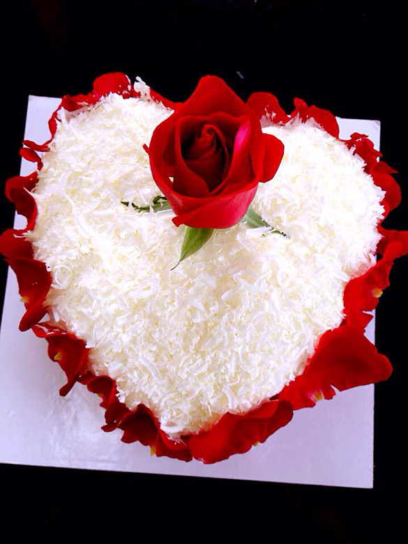 插了玫瑰的花瓣蛋糕,情人的最爱