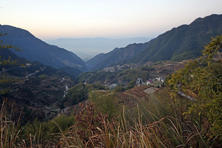 晨曦中的丽水松阳寨头岭风光