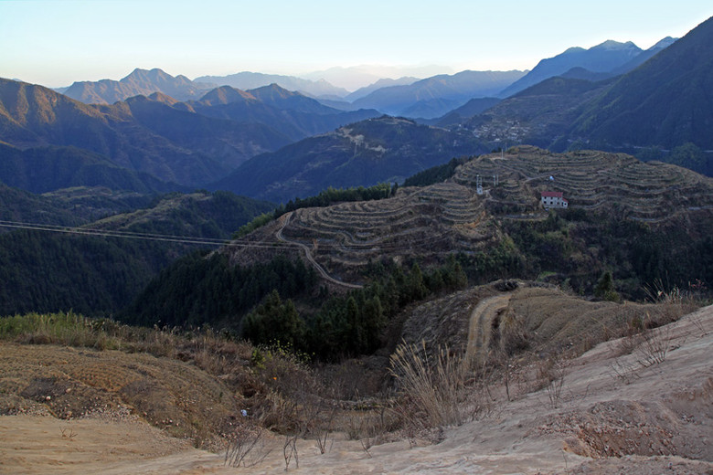 晨曦中的丽水松阳寨头岭风光