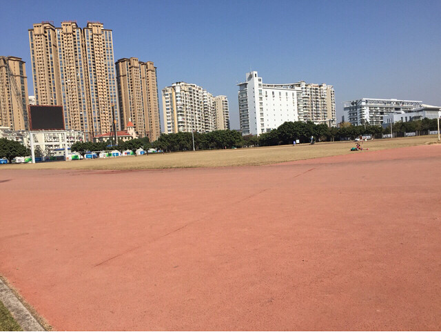 金山体育场阳光普照刚刚中午下班