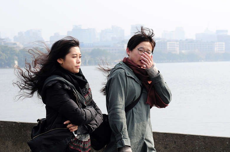 1月7日中午,西湖边虽然阳光露出了笑脸,但白堤上北风吹得紧,冰冷彻骨