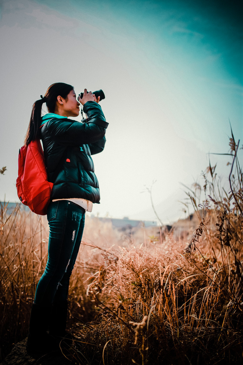 专注的女摄影师