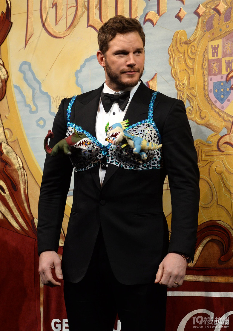 星爵获哈佛戏剧社年度男性奖遭香艳伪娘左右夹击内衣外穿展