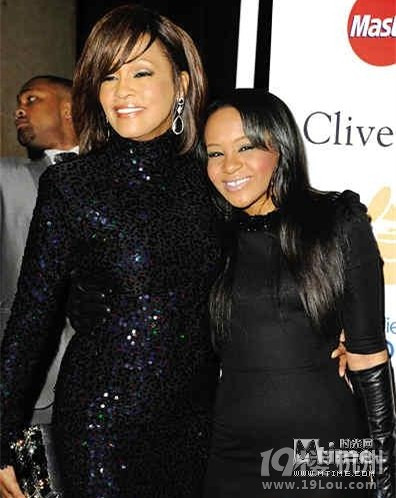 已故天后惠特尼之女脑死亡传言在惠特尼忌日拔