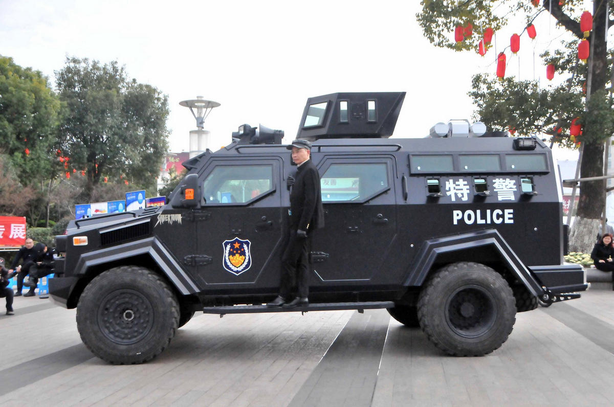 杭州特警展示价值160万防暴装甲车