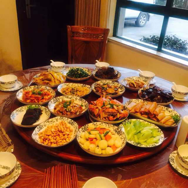 一个美人用灵巧的双手做的一桌佳肴