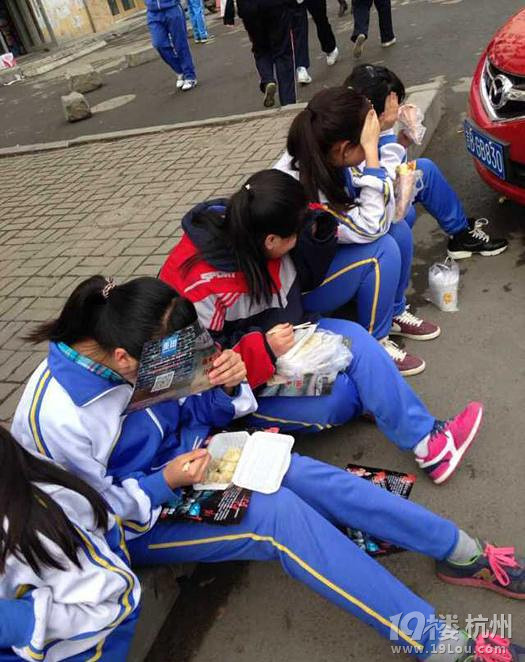 一中学食堂专供老师 学生马路边吃盒饭