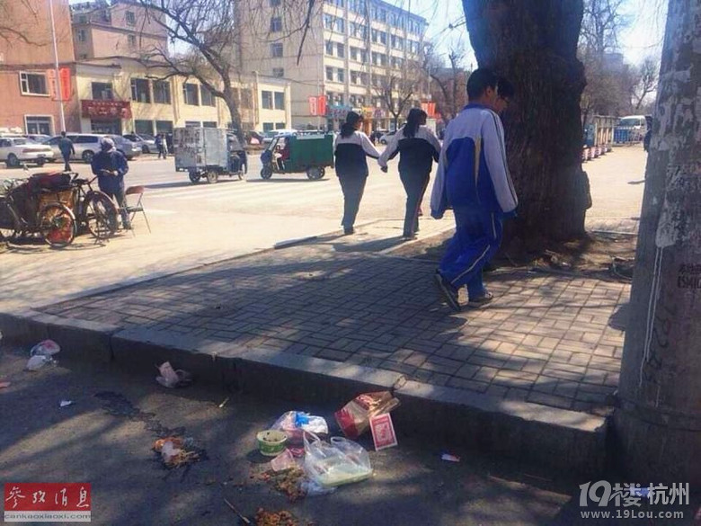 一中学食堂专供老师 学生马路边吃盒饭