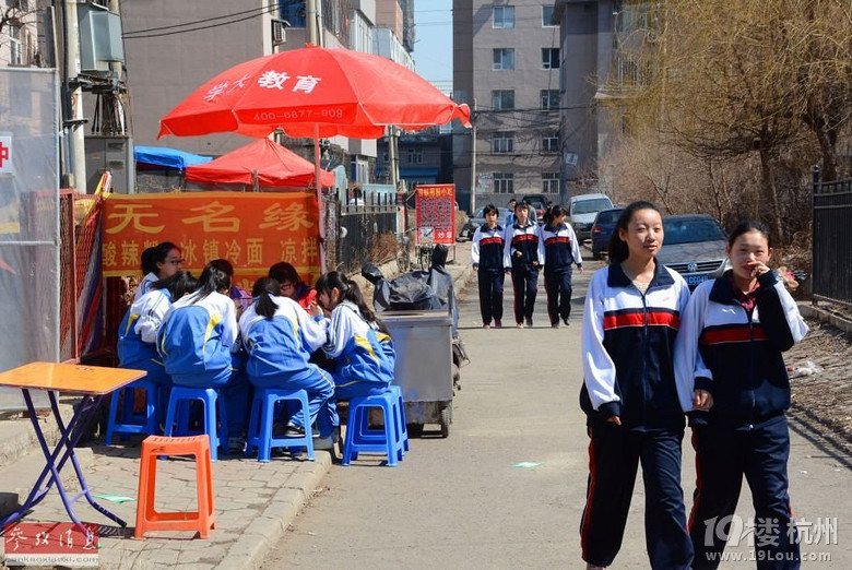 一中学食堂专供老师 学生马路边吃盒饭