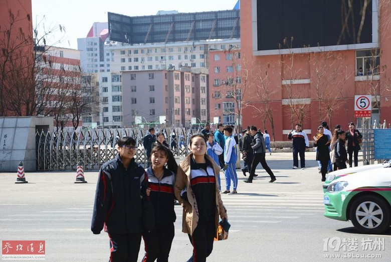 一中学食堂专供老师 学生马路边吃盒饭