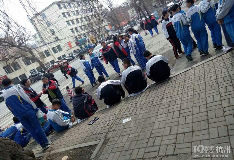 一中学食堂专供老师 学生马路边吃盒饭