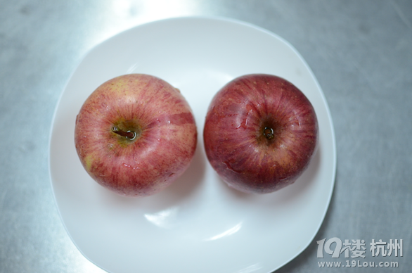 烤苹果,好难吃,跟啃树皮似的