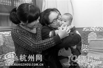 漂亮妈妈自己开车到医院生二胎 大女儿19岁