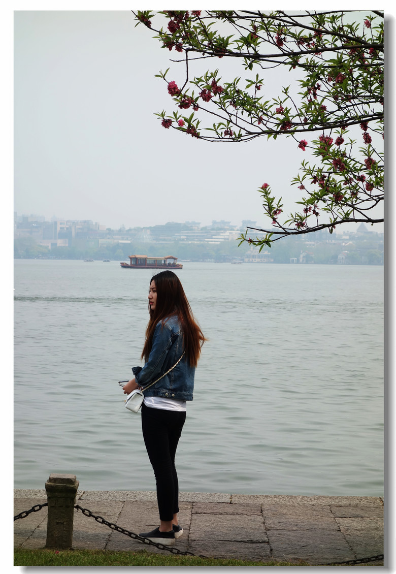 杭州出美女西湖边图片