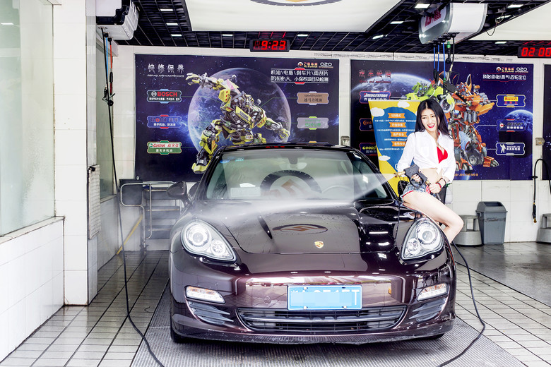 五一劳动节,比基尼美女免费洗车