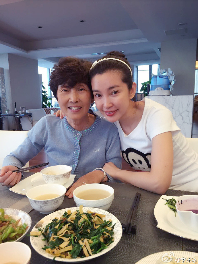 范冰冰李冰冰唐嫣周杰伦 明星母亲节晒与妈妈合影(图)