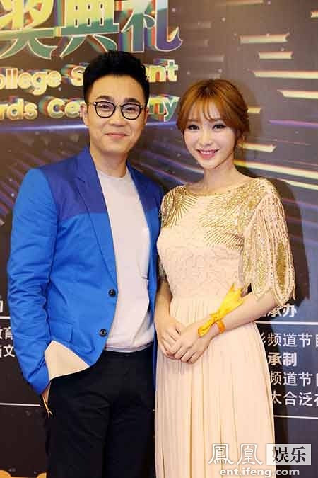 大鹏柳岩亮相大学生电影节 裸色长裙大秀傲人