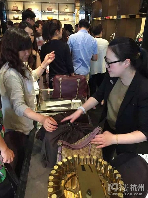 GUCCI杭州專柜今起打五折!瘋狂搶購像不要錢(19樓獨(dú)家原創(chuàng))