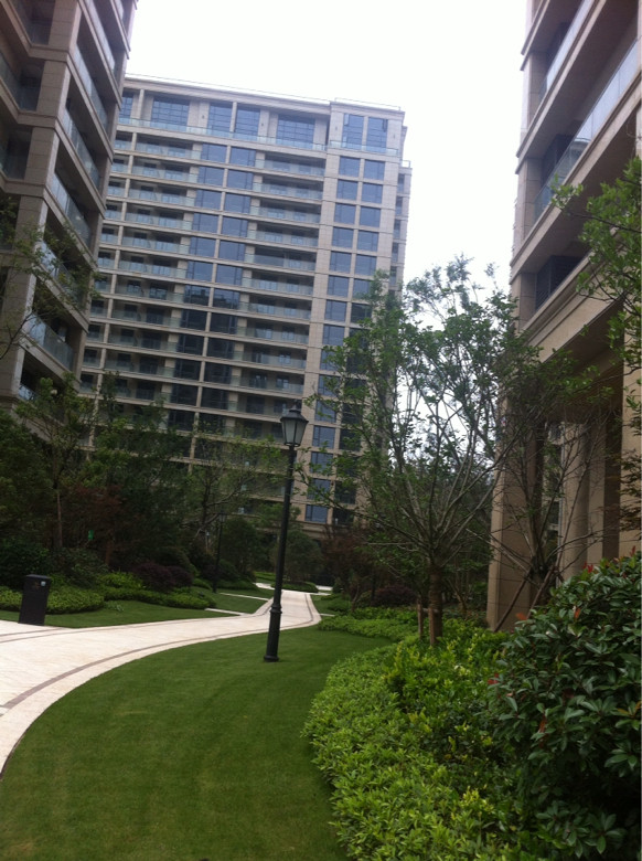 椒江绿城 海棠花苑 里面和门口环境