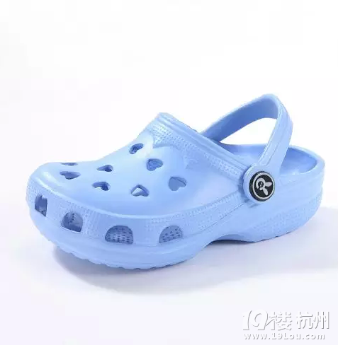 夏天最伤脚的7种鞋，你还在穿么？赶紧脱了吧